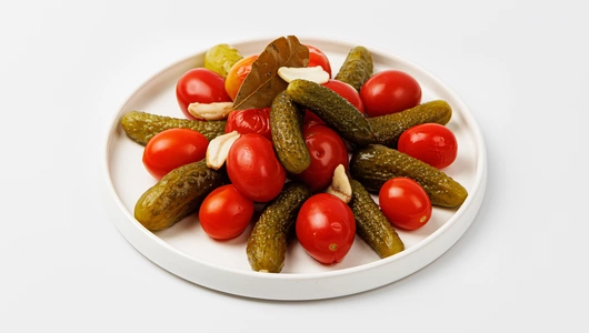 Ассорти маринованных томатов и огурцов