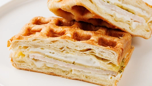 Вафля-сэндвич с ветчиной, сыром и соусом песто