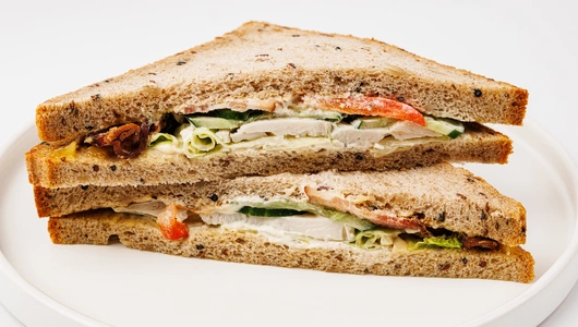 Клаб-сэндвич с&nbsp;курицей и&nbsp;беконом на&nbsp;хлебе со злаками