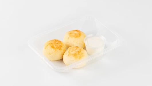 Сырники с малиной и сметаной (3 шт)