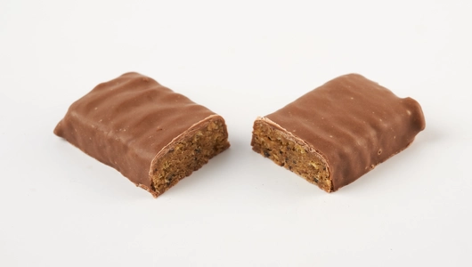 Шоколадный батончик с арахисом, карамелью и изюмом