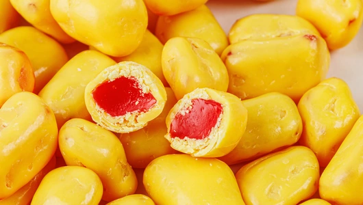 Конфеты со вкусом "Клубника-банан" в белом шок.