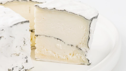 Сыр с белой плесенью творожный "Марибель" в золе, 125 г