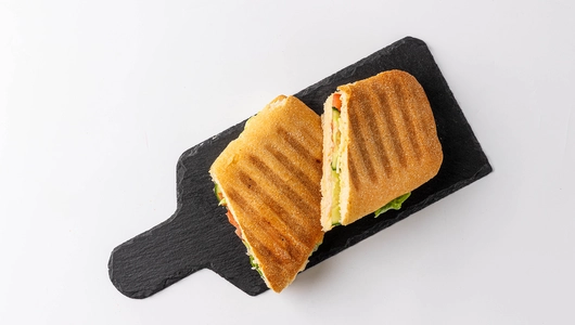 Чиабатта с пармезаном, курицей и соусом Цезарь ФК