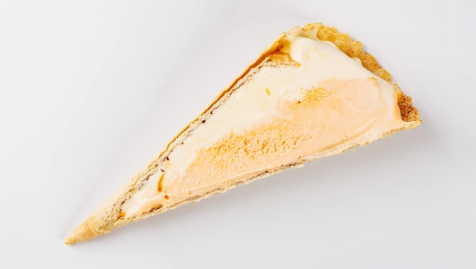 Пломбир с манго и яблоком в вафельном рожке