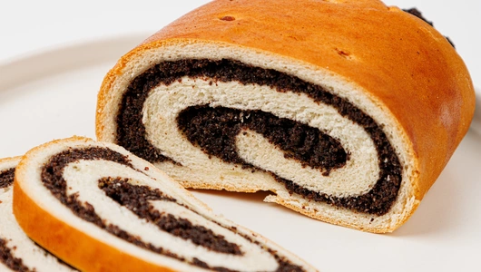 Рулет с маковой начинкой, половинка