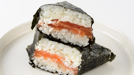 Онигири с форелью и творожным сыром