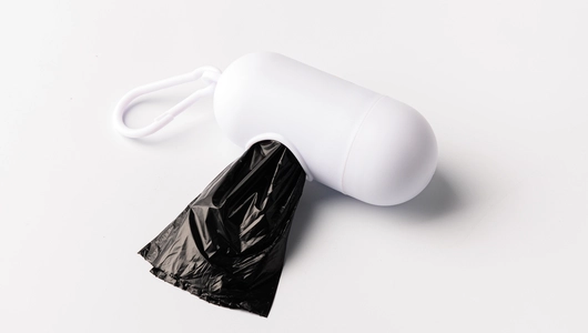 Контейнер с пакетами для уборки за собакой