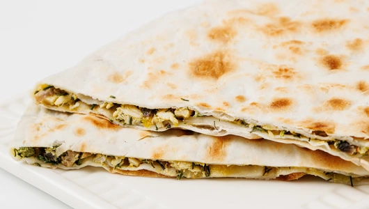 Лепешка с курицей и овощами