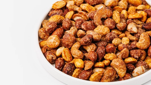 Смесь орехов и&nbsp;арахиса в&nbsp;соленой карамели