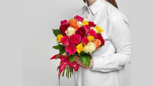 Букет из&nbsp;роз яркий микс 35-40 см (Кения) под&nbsp;атласную ленту 25 шт