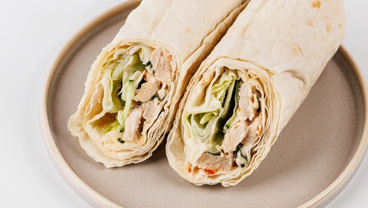 Сэндвич ролл с индейкой и сладким чили