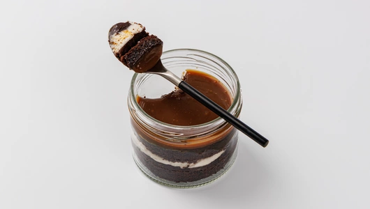 Десерт в банке "Брауни с арахисовым кремом и карамелью", кафе