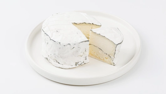 Сыр с белой плесенью творожный "Марибель" в золе, 125 г