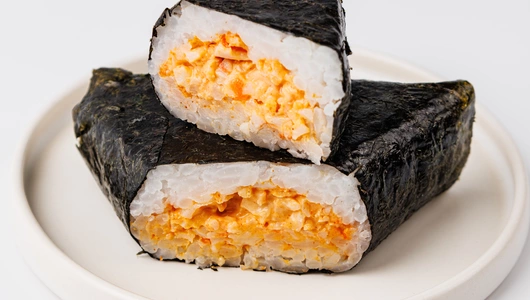 Онигири "Крабовый" в соусе "Спайси"