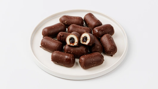 Конфеты "Марципан с клюквой в темном шоколаде" Конфеты "Марципан с клюквой в темном шоколаде"