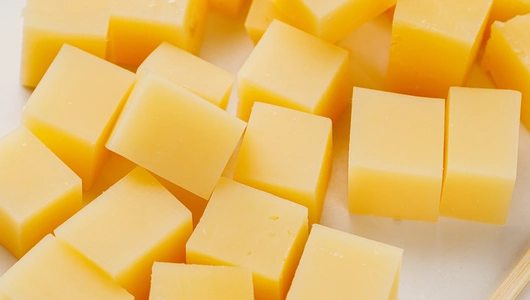 Сыр твёрдый "Пармезан" кубики 6 мес. 100 г Сыр твёрдый "Пармезан" кубики 6 мес. 100 г