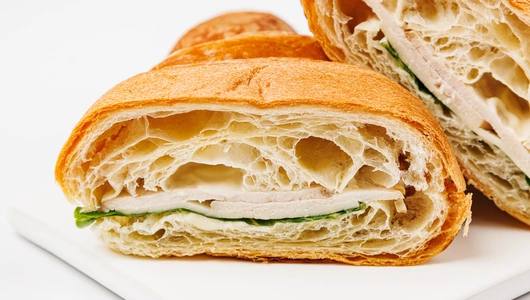 Круассан с индейкой и медово-горчичной заправкой, кафе