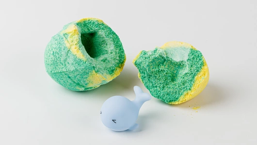 Бомбочка для ванны с резиновой игрушкой внутри (микс ароматов) Бомбочка для ванны с резиновой игрушкой внутри (микс ароматов)