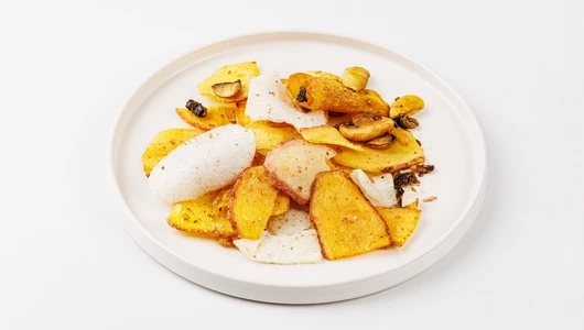 Снеки хрустящие из картофеля, грибов и лука