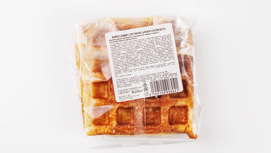 Вафля-сэндвич с ветчиной, сыром и соусом песто