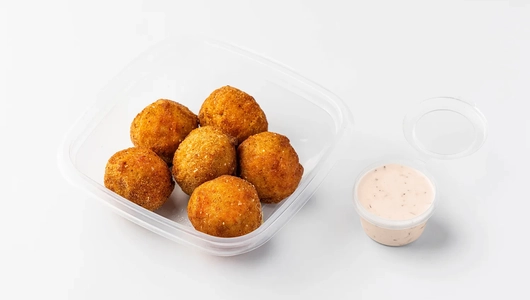 Большая порция куриных шариков с пряным соусом "Цезарь" Большая порция куриных шариков с пряным соусом "Цезарь"