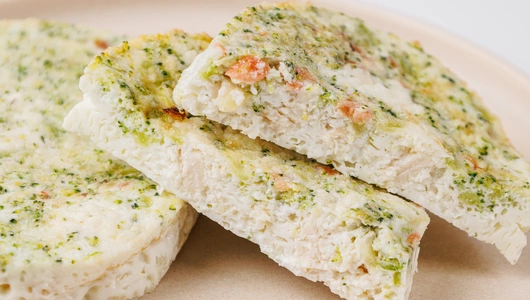 Омлет белковый с куриным филе, овощами и мягким сыром