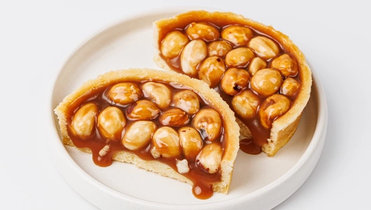 Тарта с фундуком в карамели, кафе