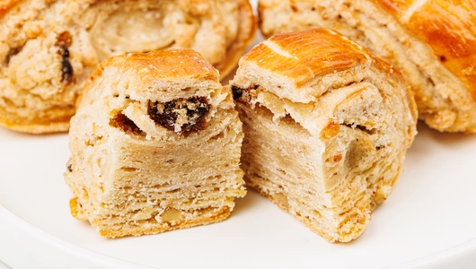 Гата с грецким орехом и изюмом