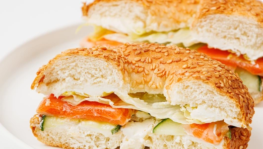 Бейгл с форелью и творожным сыром, кафе