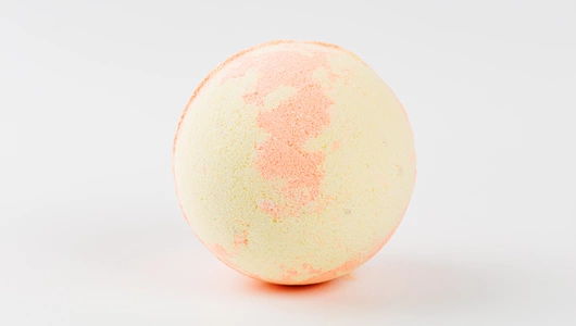 Бомбочка для ванны с игрушкой мячик внутри (микс ароматов) Бомбочка для ванны с игрушкой мячик внутри (микс ароматов)