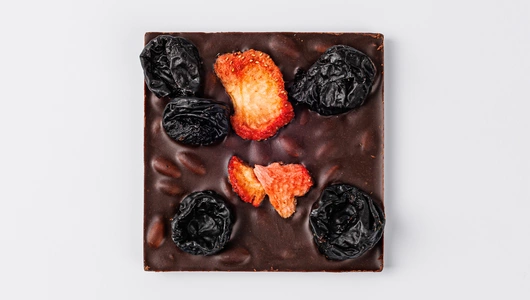 Шоколад темный на сиропе топинамбура чернослив и клубника