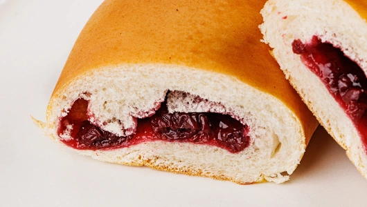 Рогалик сдобный с вишневой начинкой