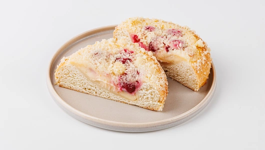 Булочка "Бриошь" с вишней, кафе