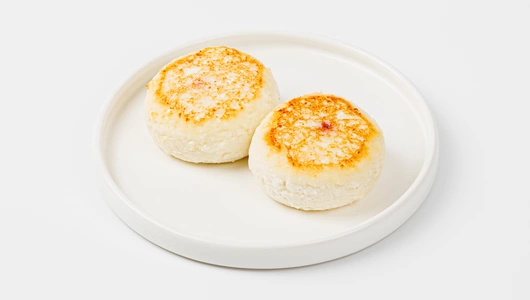 Сырники творожные с брусничной начинкой