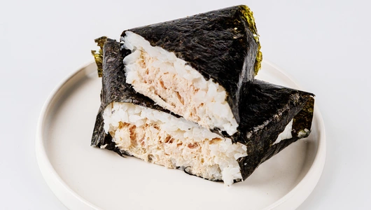 Онигири с запеченным тунцом