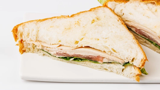 Тостовый круассан с курицей и соусом цезарь, кафе