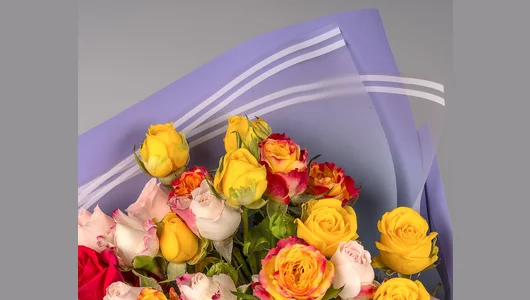 Букет из&nbsp;кустовых роз (Кения) 40 см микс в&nbsp;упаковке 9 шт