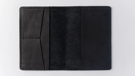 Обложка для паспорта из натуральной кожи. Цвет: черный