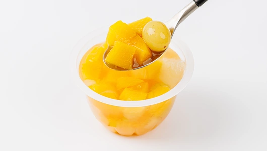 Коктейль фруктов в сиропе в стакане ( персик, груша, ананас, виноград) Коктейль фруктов в сиропе в стакане ( персик, груша, ананас, виноград)