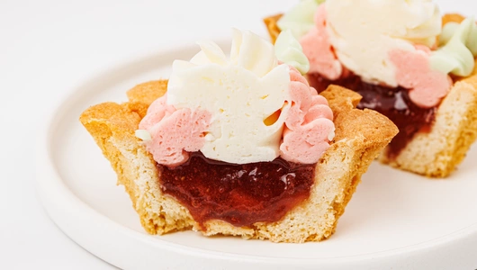 Корзиночка "Клубничная" с масляным кремом, кафе