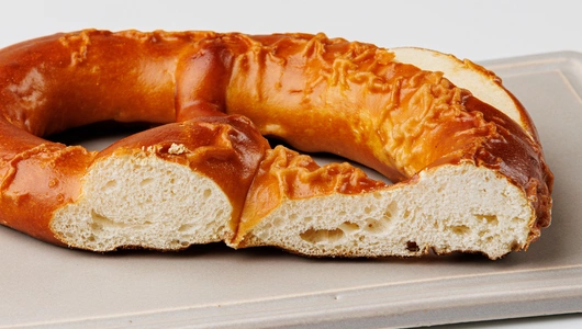 Брецель на сливочном масле с морской солью. Пекарня