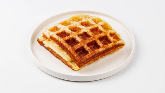 Вафля-сэндвич с ветчиной, сыром и соусом песто