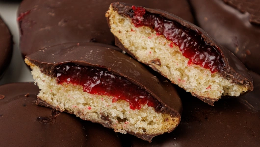 Печенье сдобное "Шоколадная легенда" с вишней