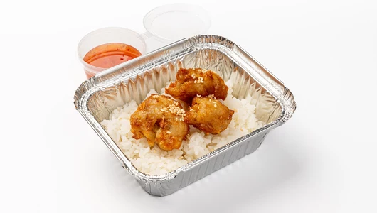 Куриное филе в кляре с рисом и кисло-сладким соусом