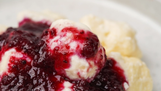 Ленивые вареники с ягодным соусом