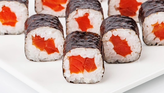 Ролл "Маки" с дальневосточной неркой Ролл "Маки" с дальневосточной неркой