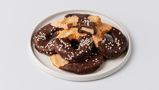 Яблочные кольца в темном шок. с кунжутом