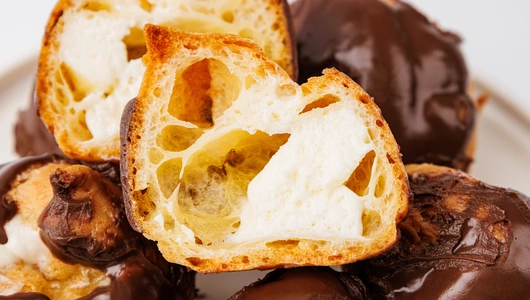 Профитроли с ванильным кремом в шоколаде