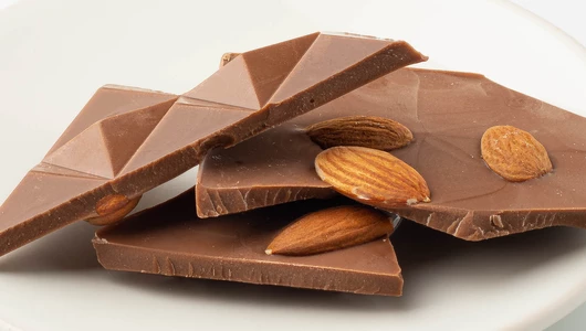 Шоколад молочный с цельным миндалем